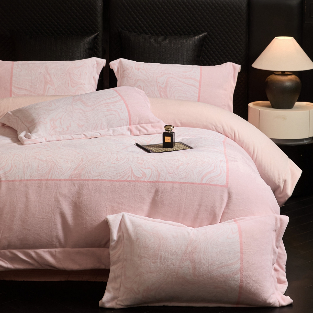 91家纺网 家纺一手货源 找家纺 新方向 2025新款240克全消光数码印花牛奶绒四件套床盖款-云杉 云杉-蔷薇粉