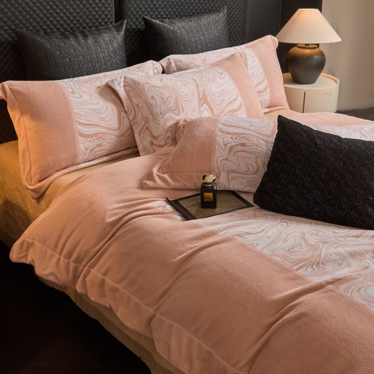 91家纺网 家纺一手货源 找家纺 新方向 2025新款240克全消光数码印花牛奶绒四件套床盖款-云杉 云杉-香槟