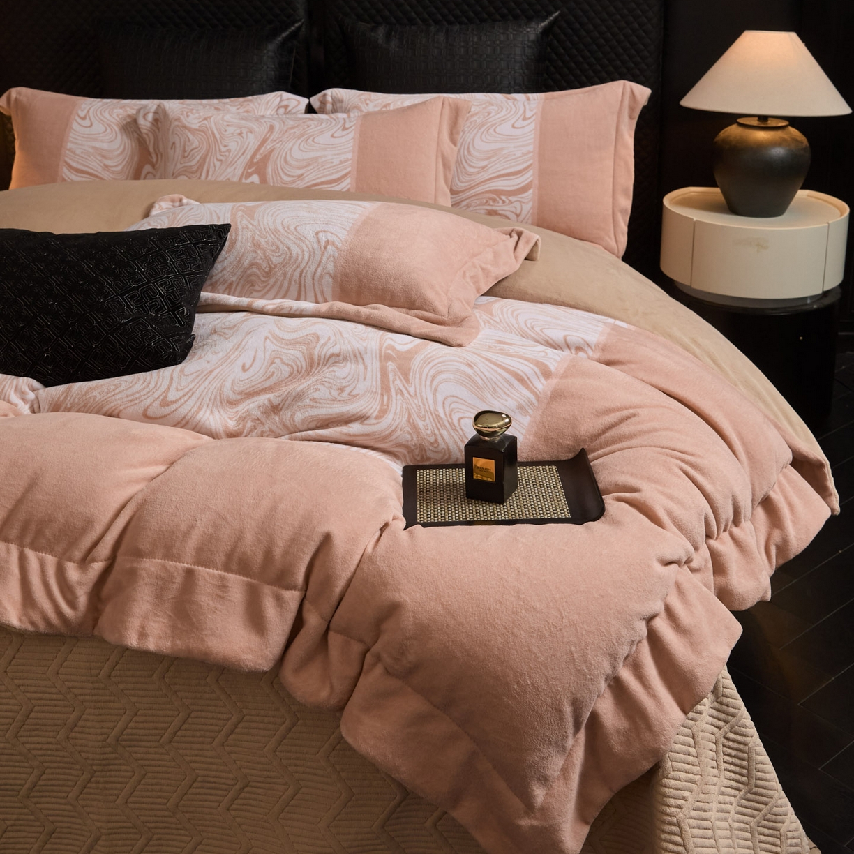 91家纺网 家纺一手货源 找家纺 新方向 2025新款240克全消光数码印花牛奶绒四件套床盖款-云杉 云杉-香槟