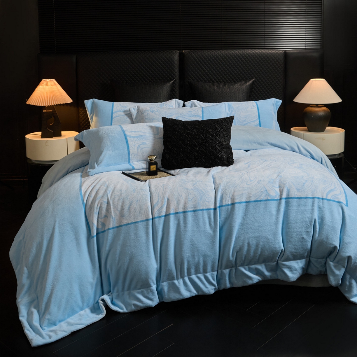 91家纺网 家纺一手货源 找家纺 新方向 2025新款240克全消光数码印花牛奶绒四件套床盖款-云杉 云杉-星月蓝