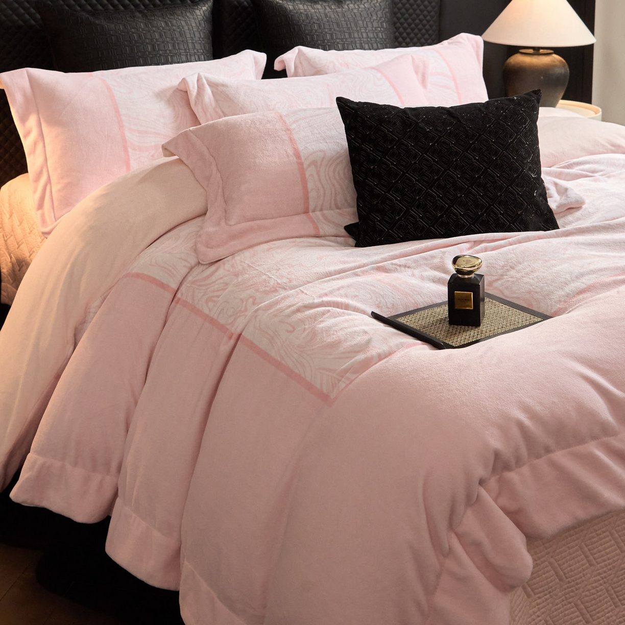 91家纺网 家纺一手货源 找家纺 新方向 2025新款240克全消光数码印花牛奶绒四件套床盖款-云杉 云杉-蔷薇粉