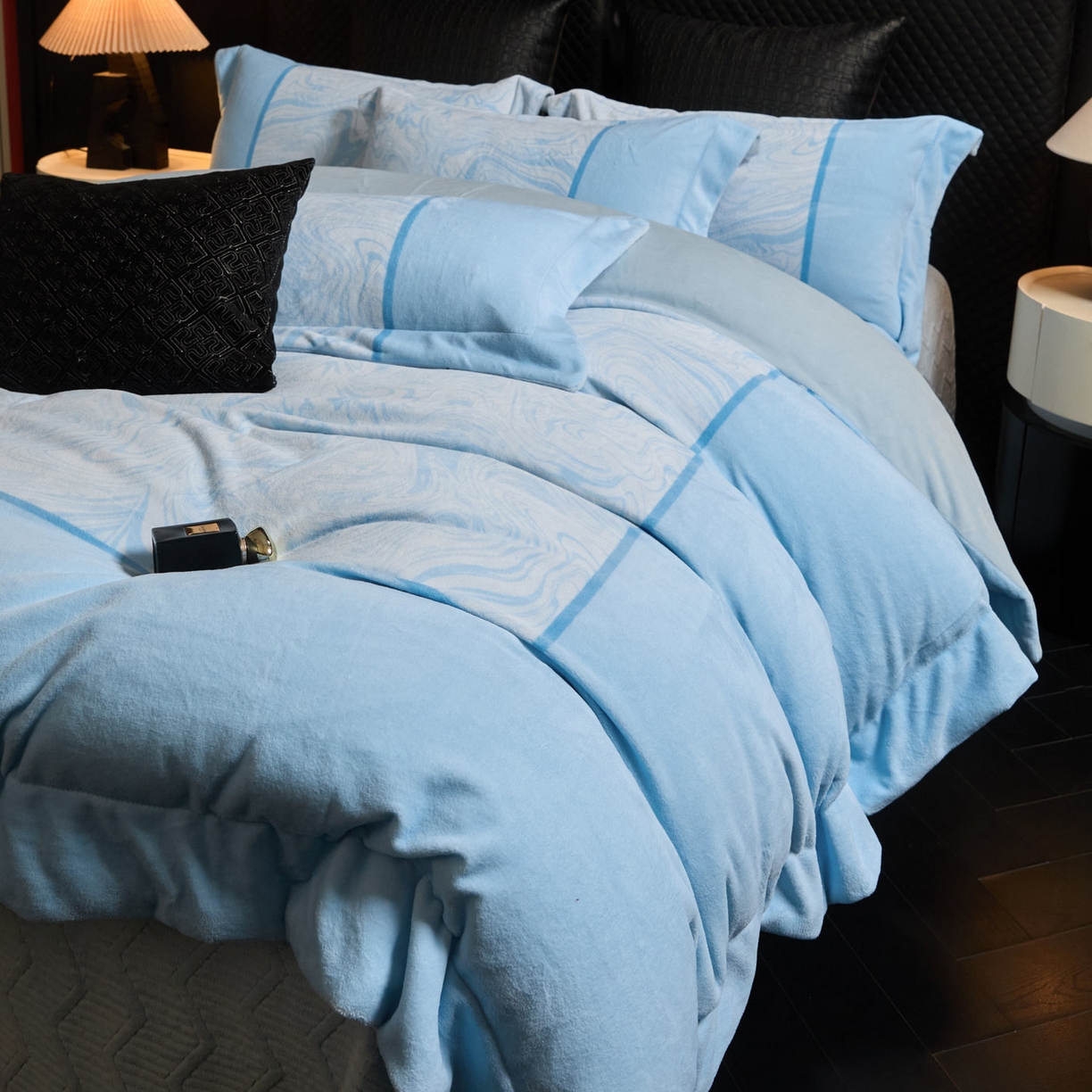 91家纺网 家纺一手货源 找家纺 新方向 2025新款240克全消光数码印花牛奶绒四件套床盖款-云杉 云杉-星月蓝