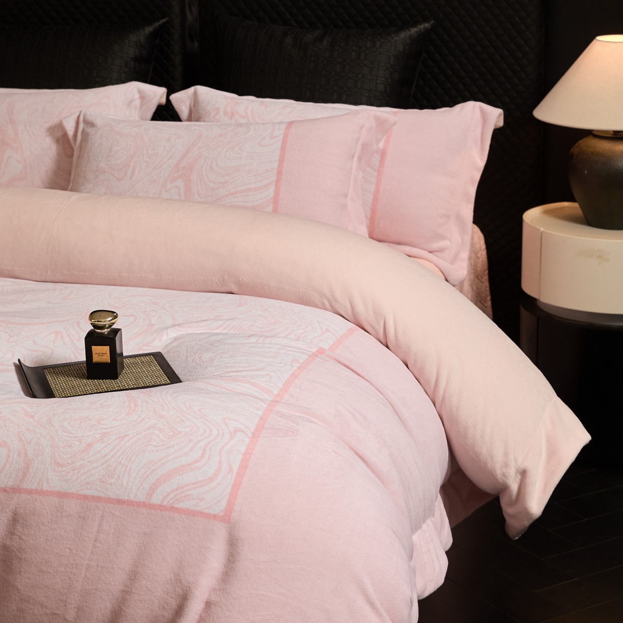 91家纺网 家纺一手货源 找家纺 新方向 2025新款240克全消光数码印花牛奶绒四件套床盖款-云杉 云杉-蔷薇粉