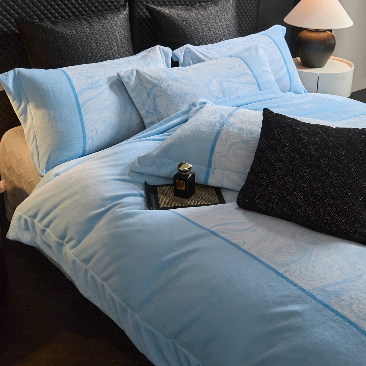 91家纺网 家纺一手货源 找家纺 新方向 2025新款240克全消光数码印花牛奶绒四件套床盖款-云杉 云杉-星月蓝