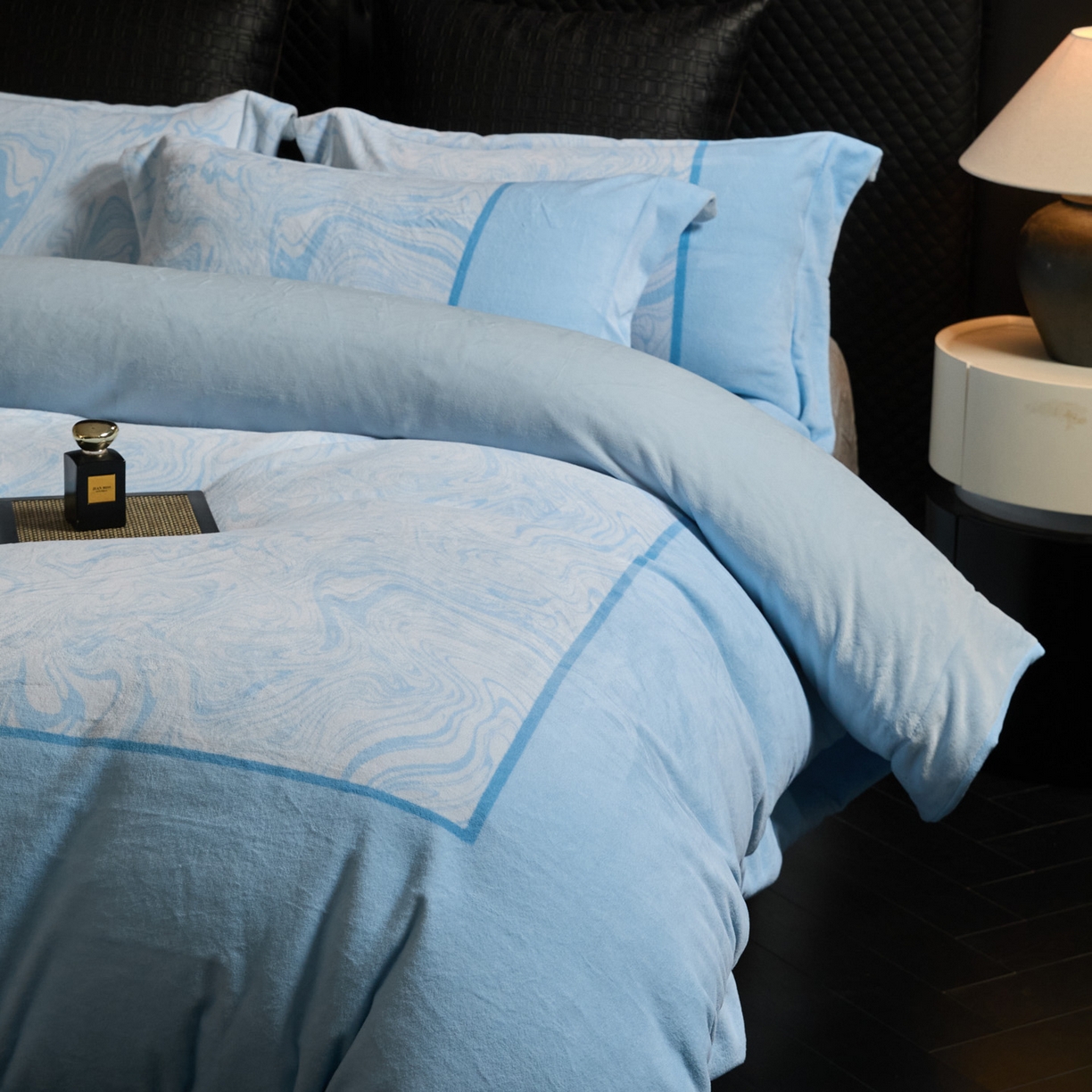 91家纺网 家纺一手货源 找家纺 新方向 2025新款240克全消光数码印花牛奶绒四件套床盖款-云杉 云杉-星月蓝