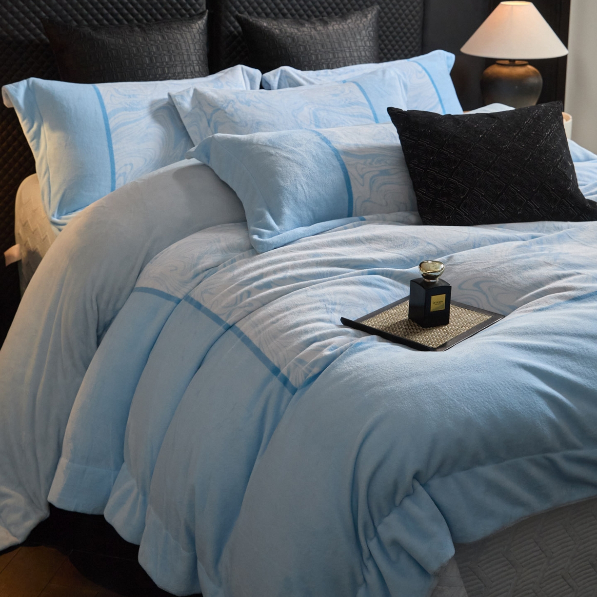 91家纺网 家纺一手货源 找家纺 新方向 2025新款240克全消光数码印花牛奶绒四件套床盖款-云杉 云杉-星月蓝