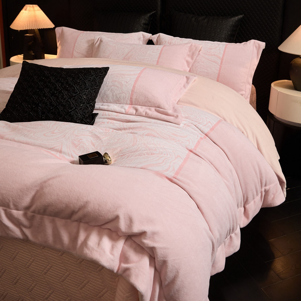 91家纺网 家纺一手货源 找家纺 新方向 2025新款240克全消光数码印花牛奶绒四件套床盖款-云杉 云杉-蔷薇粉