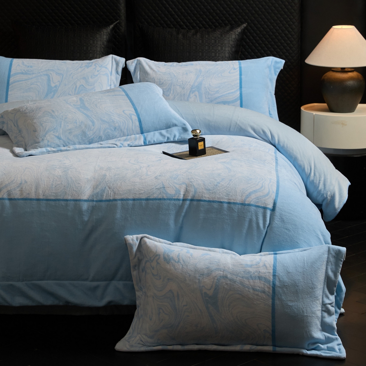 91家纺网 家纺一手货源 找家纺 新方向 2025新款240克全消光数码印花牛奶绒四件套床盖款-云杉 云杉-星月蓝