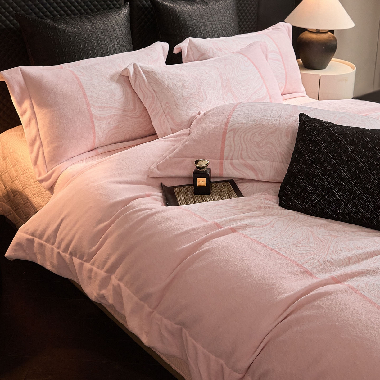 91家纺网 家纺一手货源 找家纺 新方向 2025新款240克全消光数码印花牛奶绒四件套床盖款-云杉 云杉-蔷薇粉