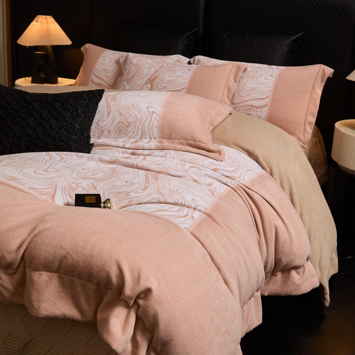 91家纺网 家纺一手货源 找家纺 新方向 2025新款240克全消光数码印花牛奶绒四件套床盖款-云杉 云杉-香槟