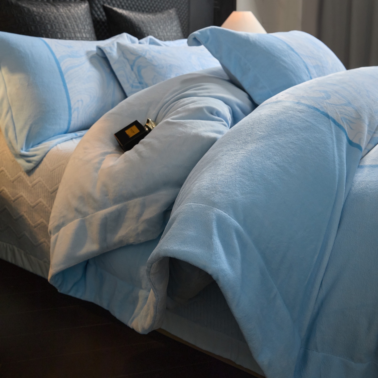 91家纺网 家纺一手货源 找家纺 新方向 2025新款240克全消光数码印花牛奶绒四件套床盖款-云杉 云杉-星月蓝