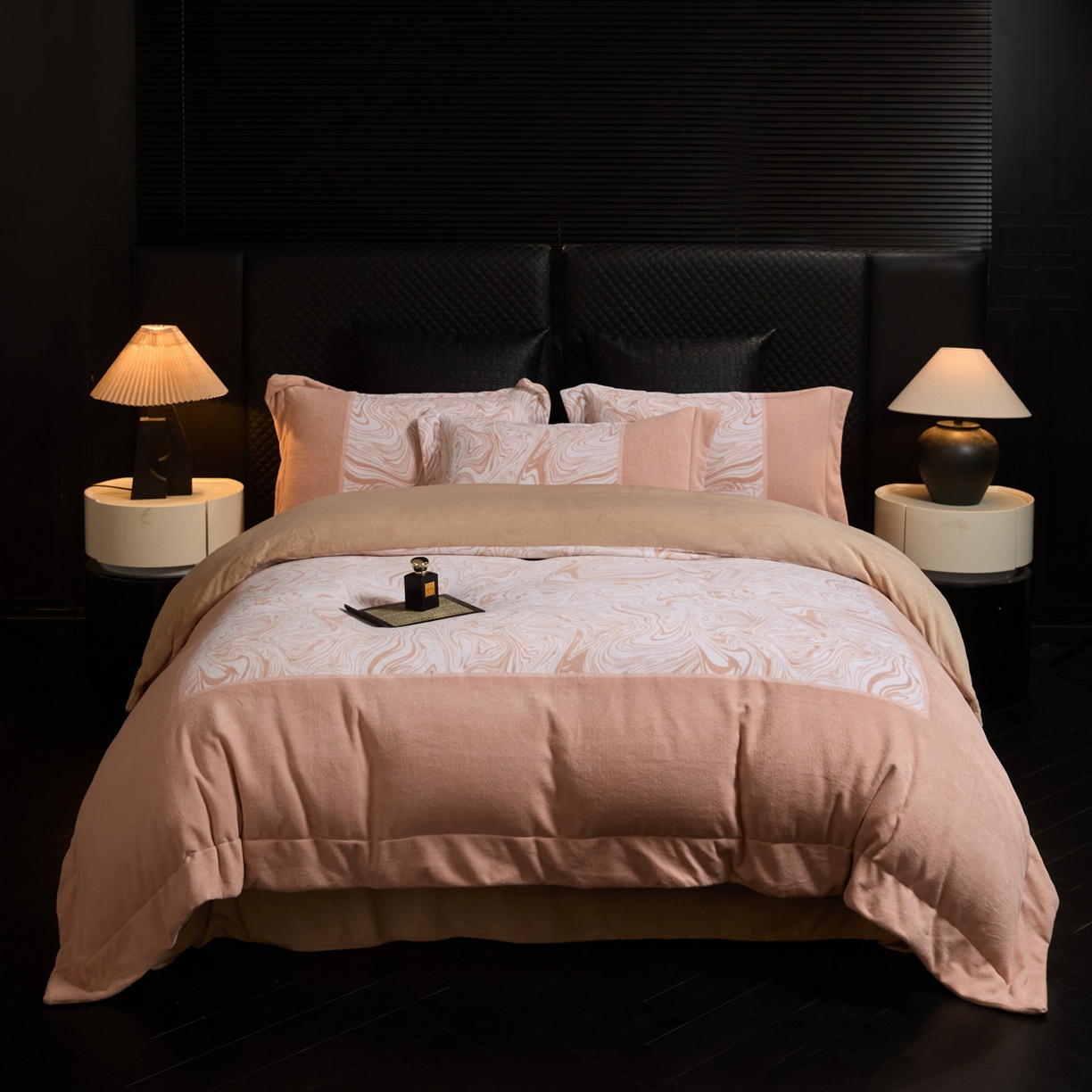 91家纺网 家纺一手货源 找家纺 新方向 2025新款240克全消光数码印花牛奶绒四件套床盖款-云杉 云杉-香槟