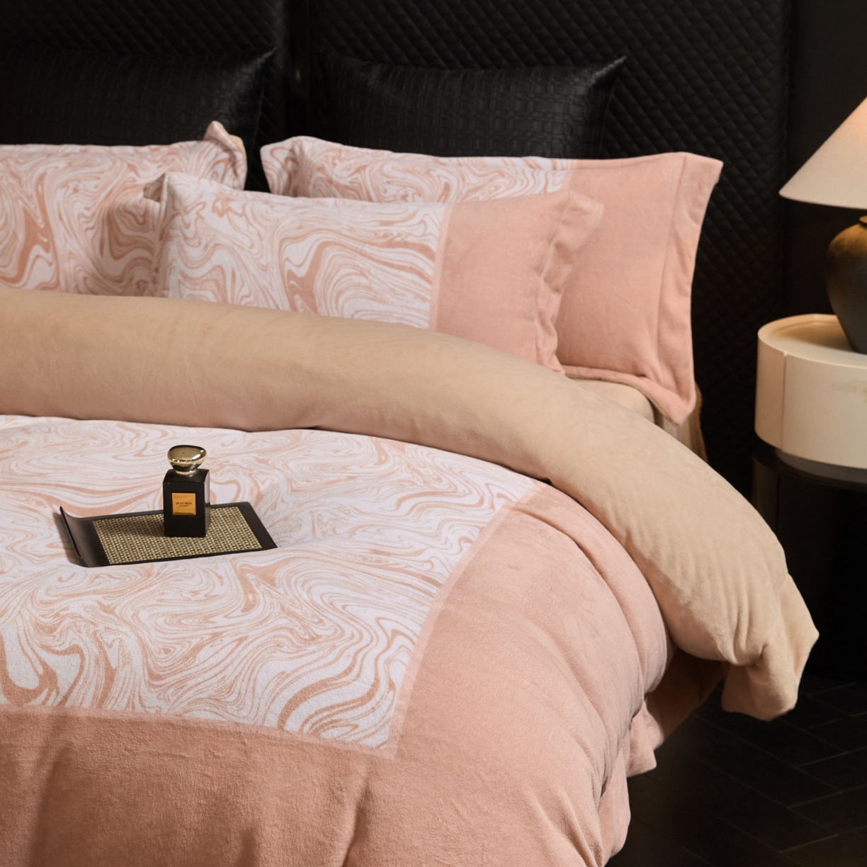 91家纺网 家纺一手货源 找家纺 新方向 2025新款240克全消光数码印花牛奶绒四件套床盖款-云杉 云杉-香槟