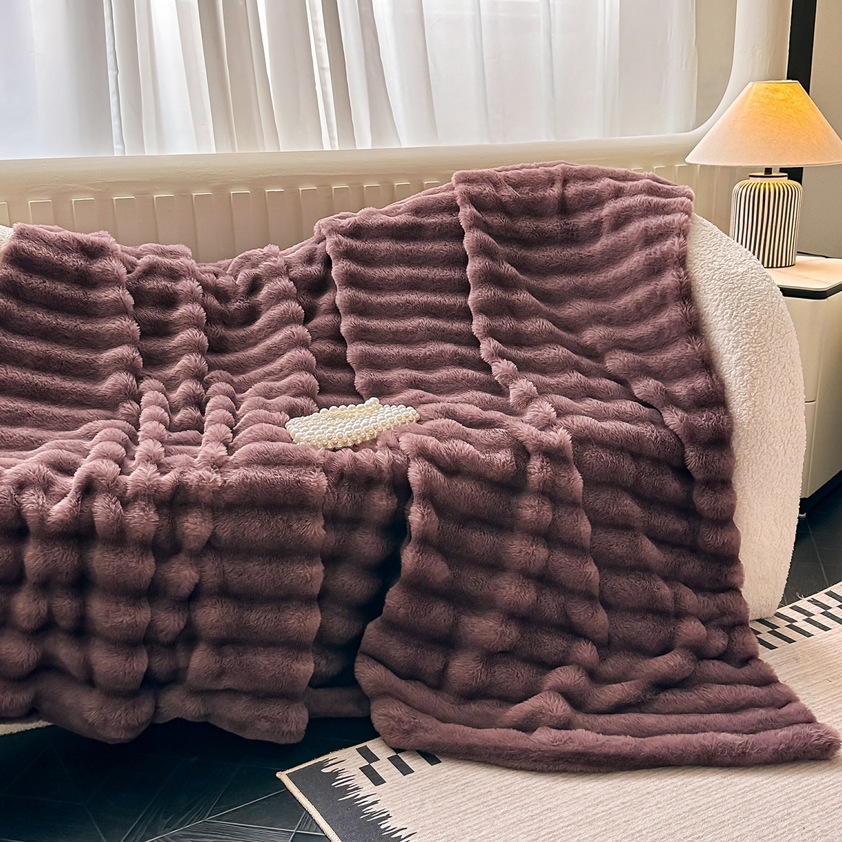 91家纺网 家纺一手货源 找家纺 梵克保罗 2025新款加厚美拉德抽条兔毛绒毛毯毛毯毯子 支持跨境外贸 紫色