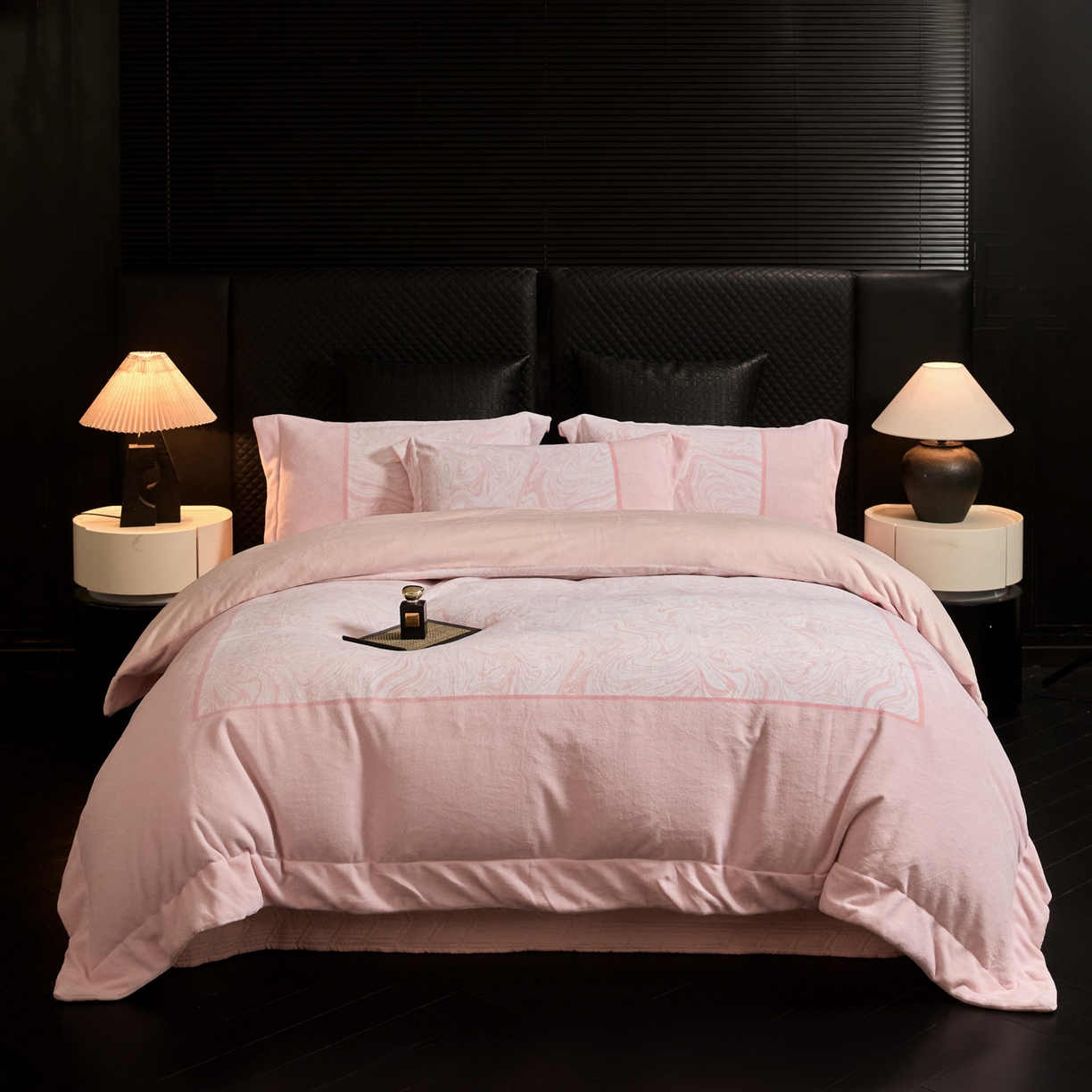 91家纺网 家纺一手货源 找家纺 新方向 2025新款240克全消光数码印花牛奶绒四件套床盖款-云杉 云杉-蔷薇粉