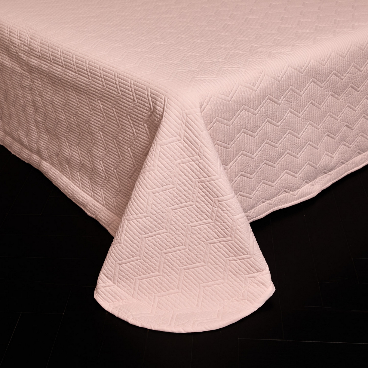 91家纺网 家纺一手货源 找家纺 新方向 2025新款240克全消光数码印花牛奶绒四件套床盖款-云杉 云杉-蔷薇粉