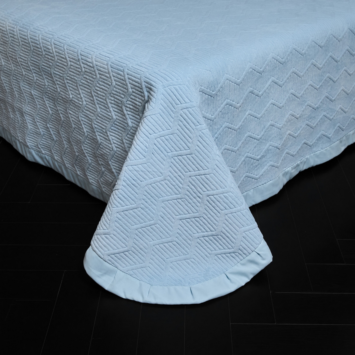 91家纺网 家纺一手货源 找家纺 新方向 2025新款240克全消光数码印花牛奶绒四件套床盖款-云杉 云杉-星月蓝