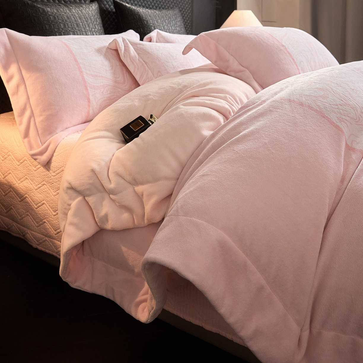 91家纺网 家纺一手货源 找家纺 新方向 2025新款240克全消光数码印花牛奶绒四件套床盖款-云杉 云杉-蔷薇粉