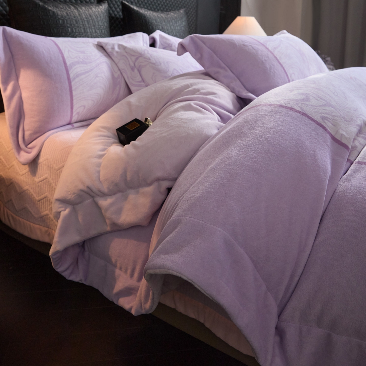 91家纺网 家纺一手货源 找家纺 新方向 2025新款240克全消光数码印花牛奶绒四件套床盖款-云杉 云杉-魅紫