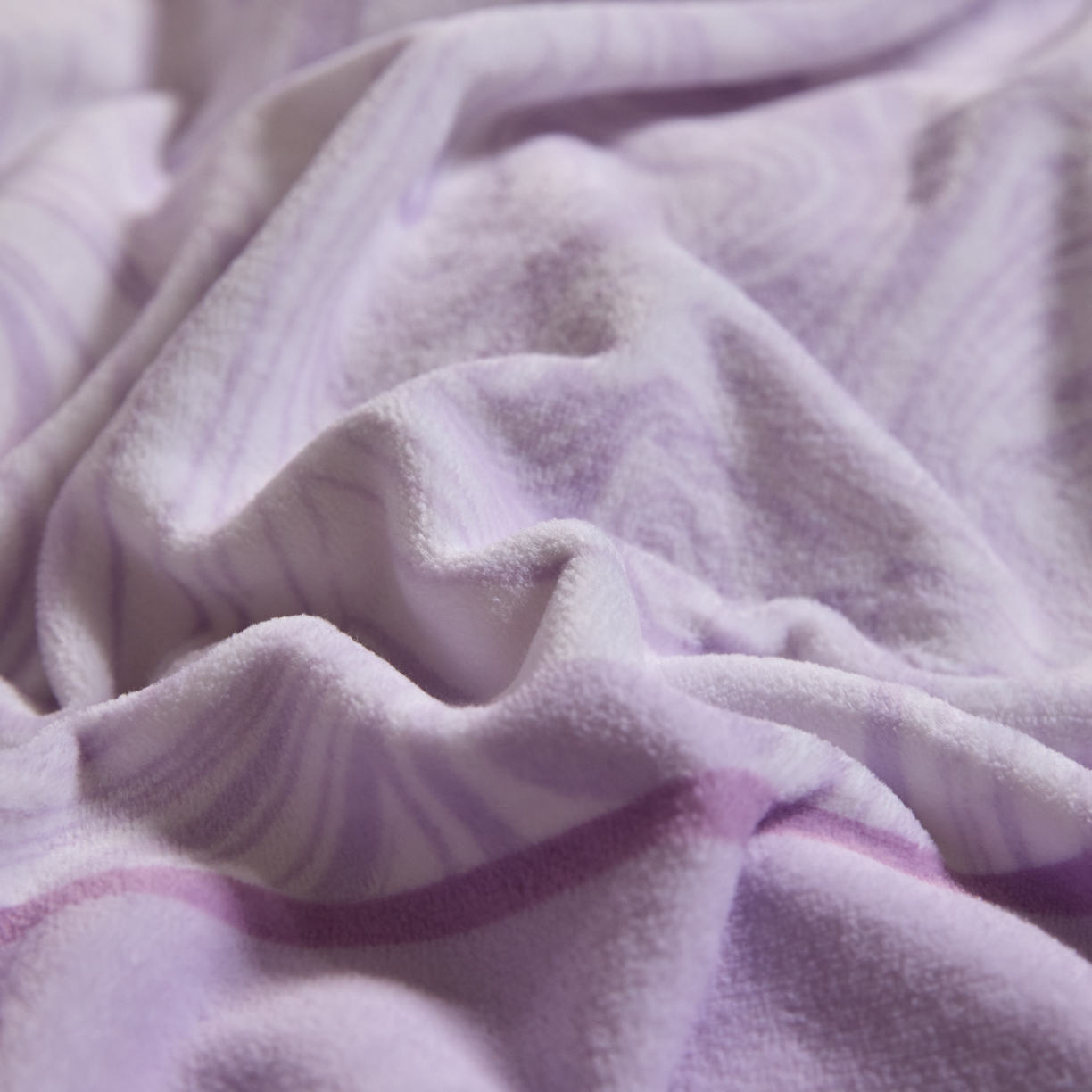 91家纺网 家纺一手货源 找家纺 新方向 2025新款240克全消光数码印花牛奶绒四件套床盖款-云杉 云杉-魅紫