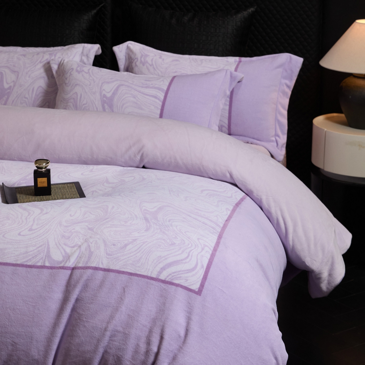 91家纺网 家纺一手货源 找家纺 新方向 2025新款240克全消光数码印花牛奶绒四件套床盖款-云杉 云杉-魅紫