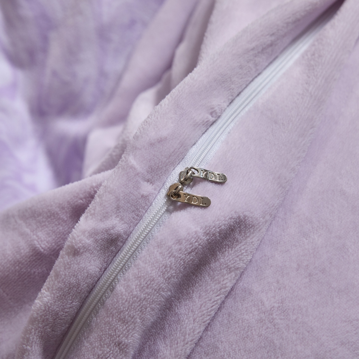 91家纺网 家纺一手货源 找家纺 新方向 2025新款240克全消光数码印花牛奶绒四件套床盖款-云杉 云杉-魅紫