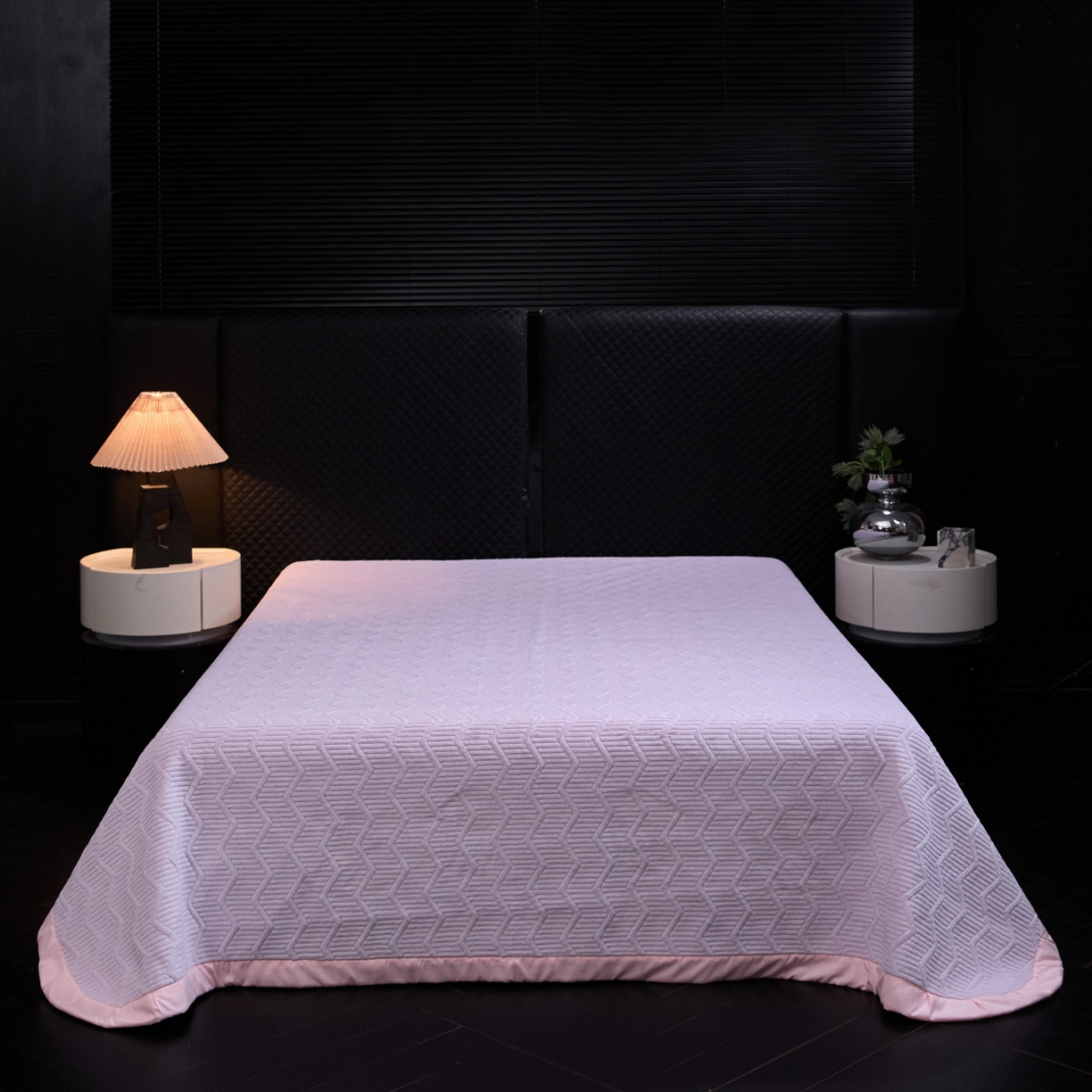 91家纺网 家纺一手货源 找家纺 新方向 2025新款240克全消光数码印花牛奶绒四件套床盖款-云杉 云杉-魅紫