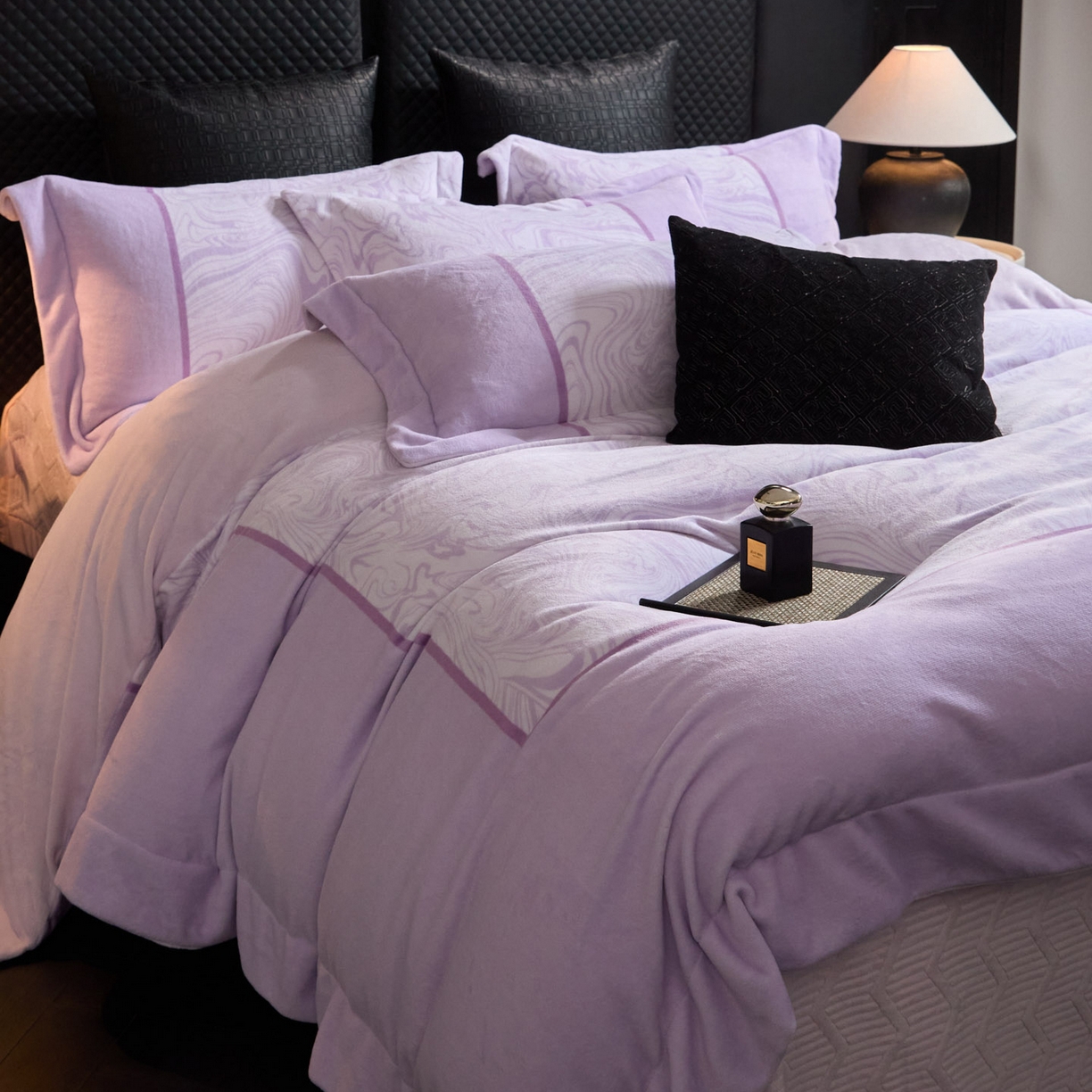 91家纺网 家纺一手货源 找家纺 新方向 2025新款240克全消光数码印花牛奶绒四件套床盖款-云杉 云杉-魅紫