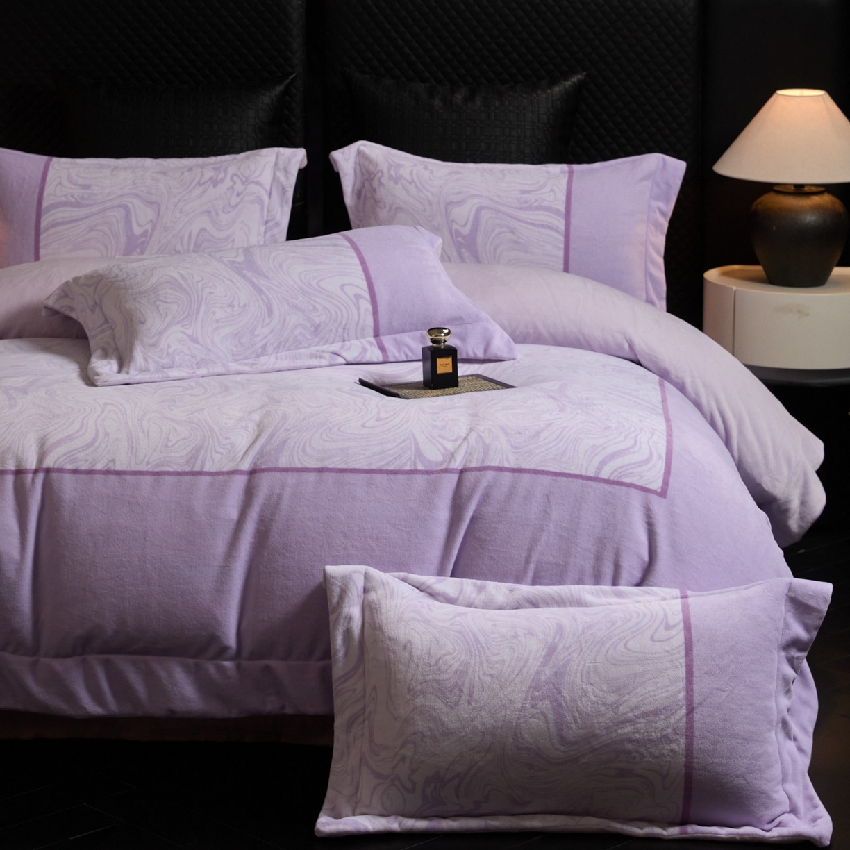 91家纺网 家纺一手货源 找家纺 新方向 2025新款240克全消光数码印花牛奶绒四件套床盖款-云杉 云杉-魅紫