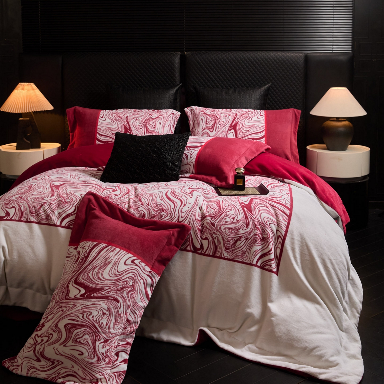 91家纺网 家纺一手货源 找家纺 新方向 2025新款240克全消光数码印花牛奶绒四件套床盖款-云杉 云杉-洋酒红