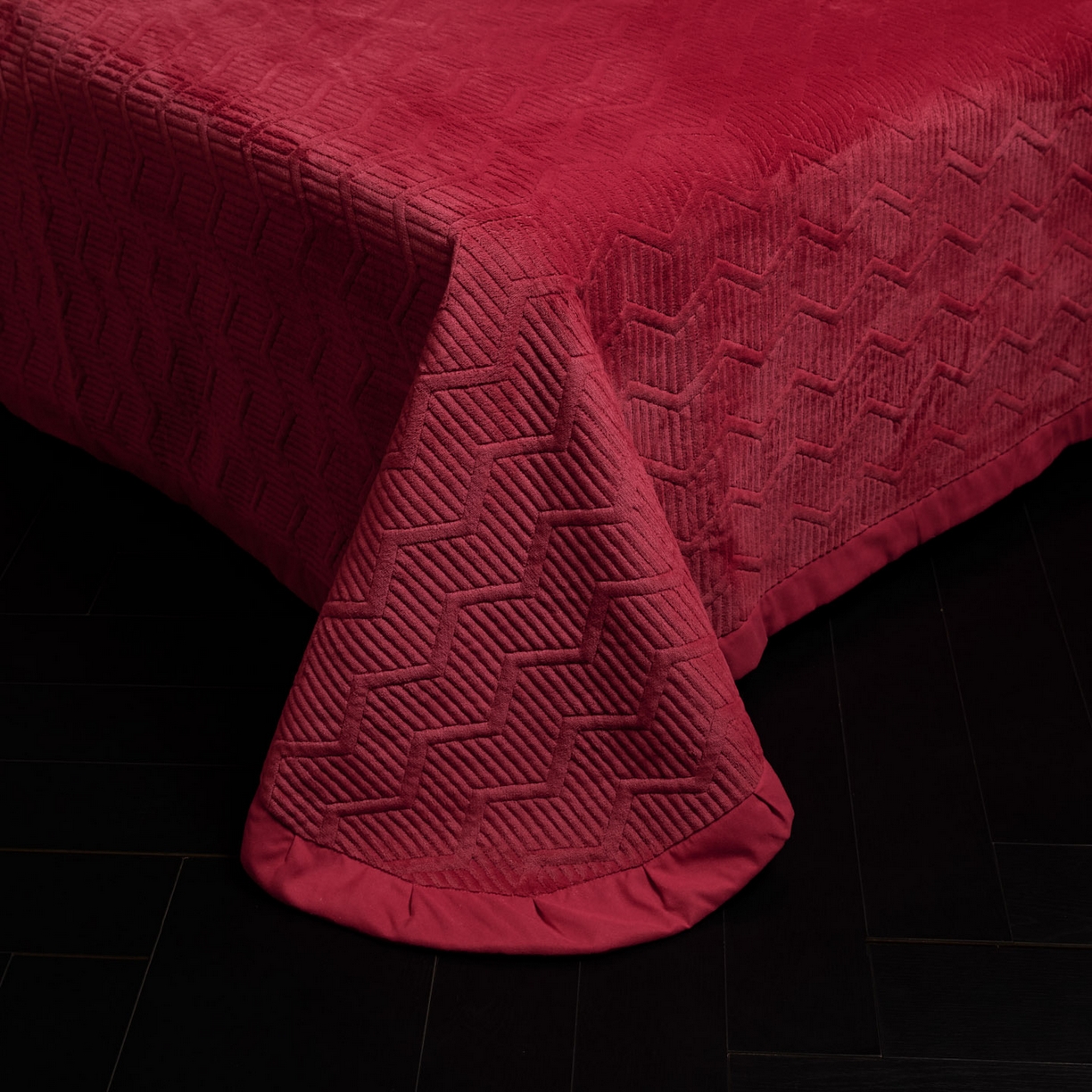 91家纺网 家纺一手货源 找家纺 新方向 2025新款240克全消光数码印花牛奶绒四件套床盖款-云杉 云杉-洋酒红