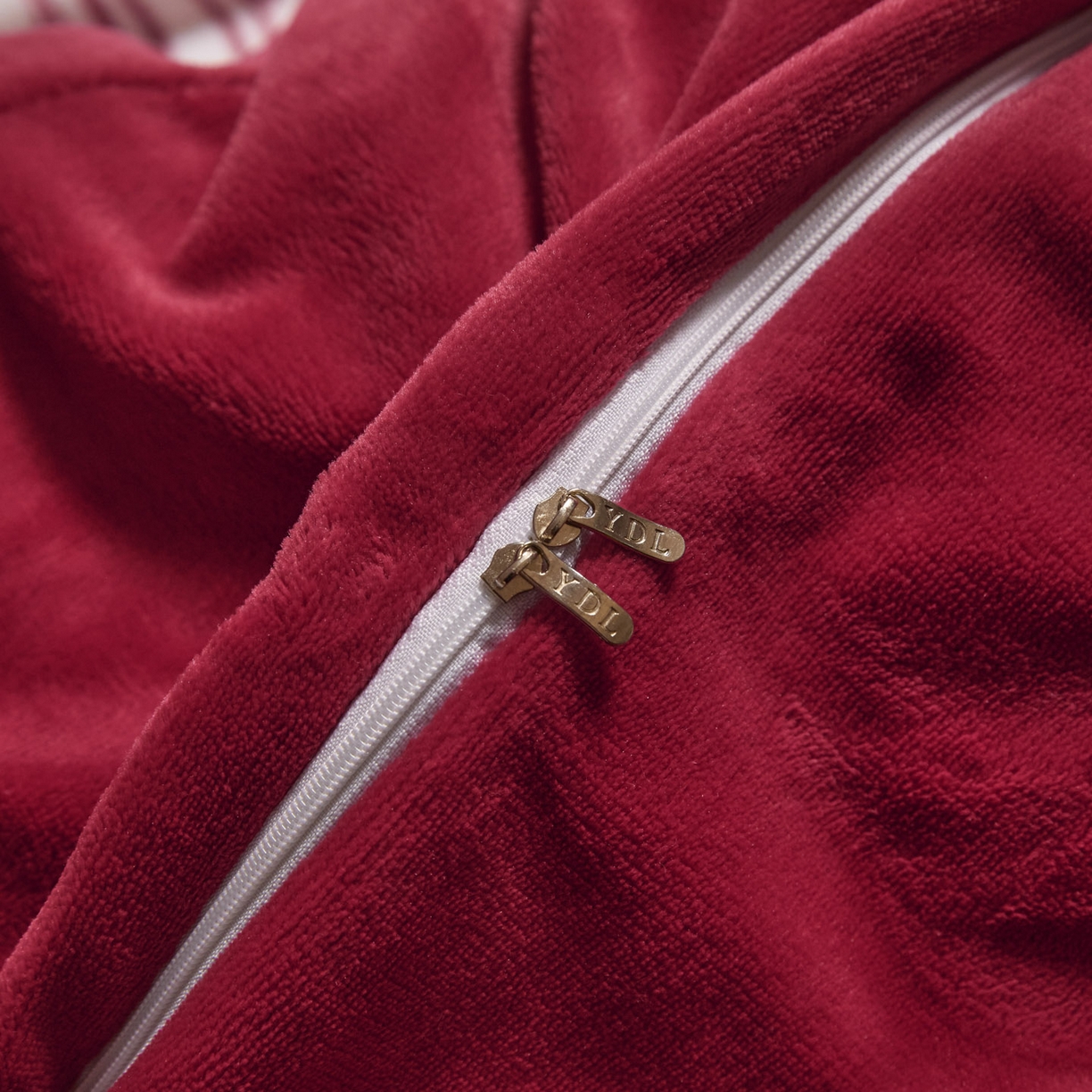 91家纺网 家纺一手货源 找家纺 新方向 2025新款240克全消光数码印花牛奶绒四件套床盖款-云杉 云杉-洋酒红