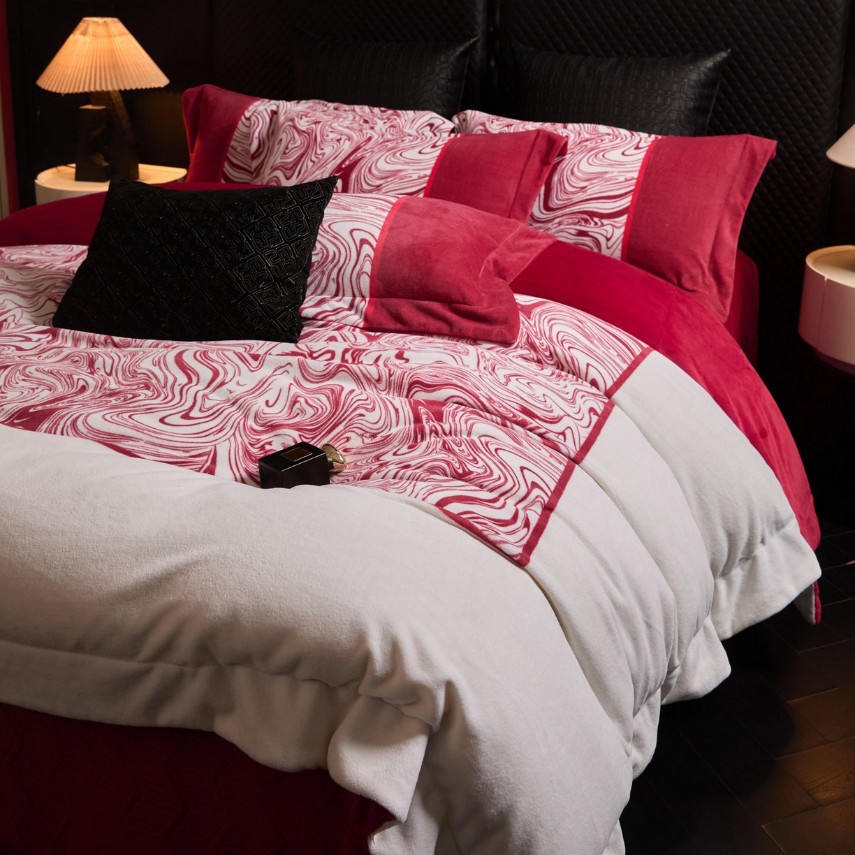 91家纺网 家纺一手货源 找家纺 新方向 2025新款240克全消光数码印花牛奶绒四件套床盖款-云杉 云杉-洋酒红