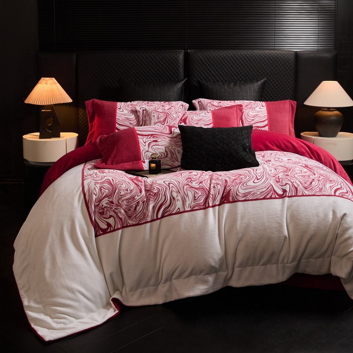 91家纺网 家纺一手货源 找家纺 新方向 2025新款240克全消光数码印花牛奶绒四件套床盖款-云杉 云杉-洋酒红