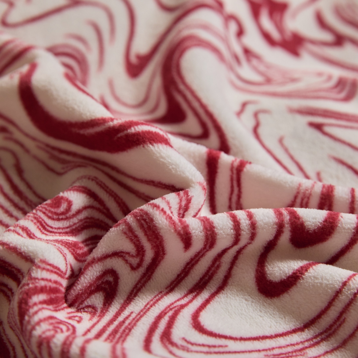 91家纺网 家纺一手货源 找家纺 新方向 2025新款240克全消光数码印花牛奶绒四件套床盖款-云杉 云杉-洋酒红