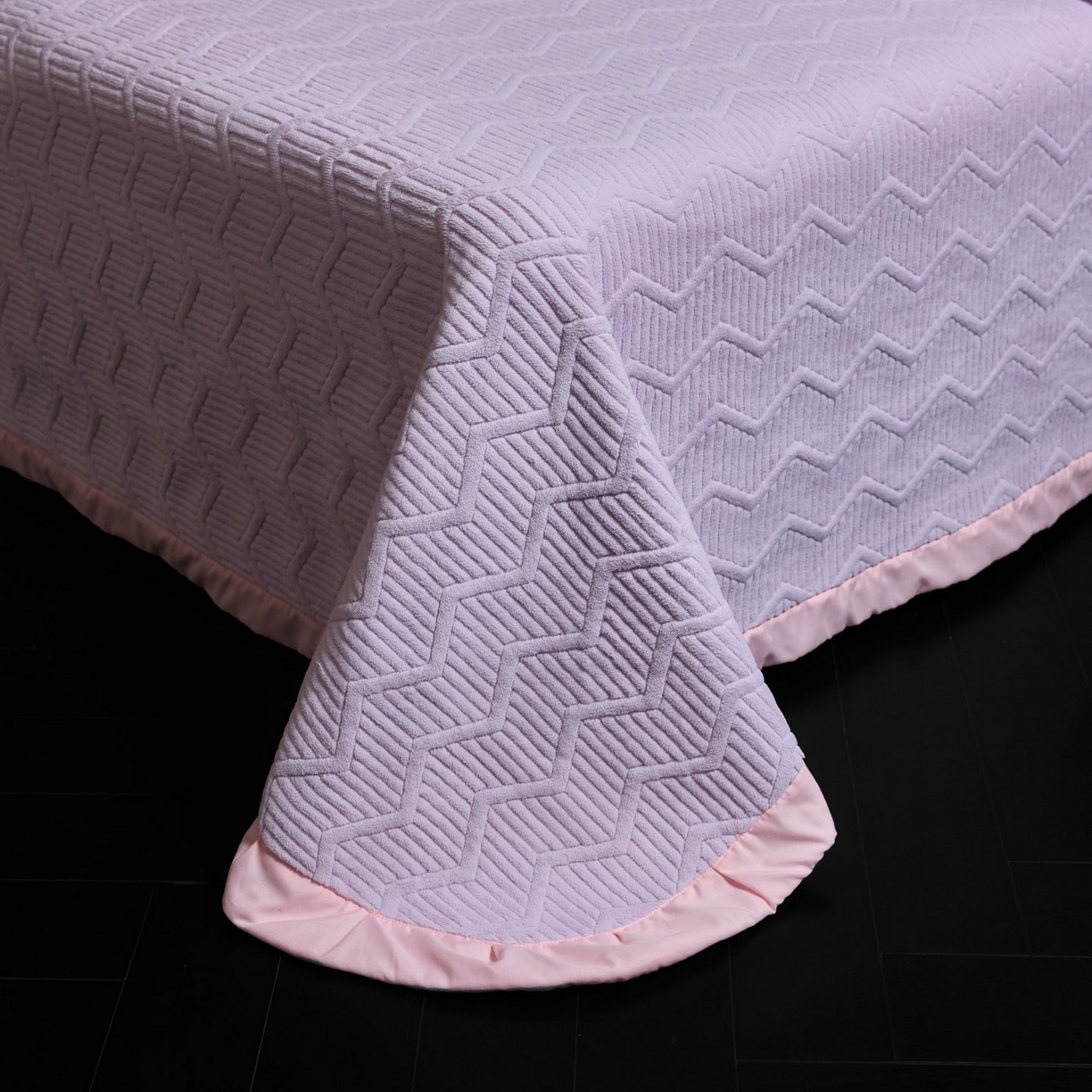 91家纺网 家纺一手货源 找家纺 新方向 2025新款240克全消光数码印花牛奶绒四件套床盖款-云杉 云杉-魅紫