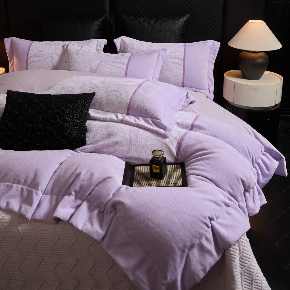 91家纺网 家纺一手货源 找家纺 新方向 2025新款240克全消光数码印花牛奶绒四件套床盖款-云杉 云杉-魅紫