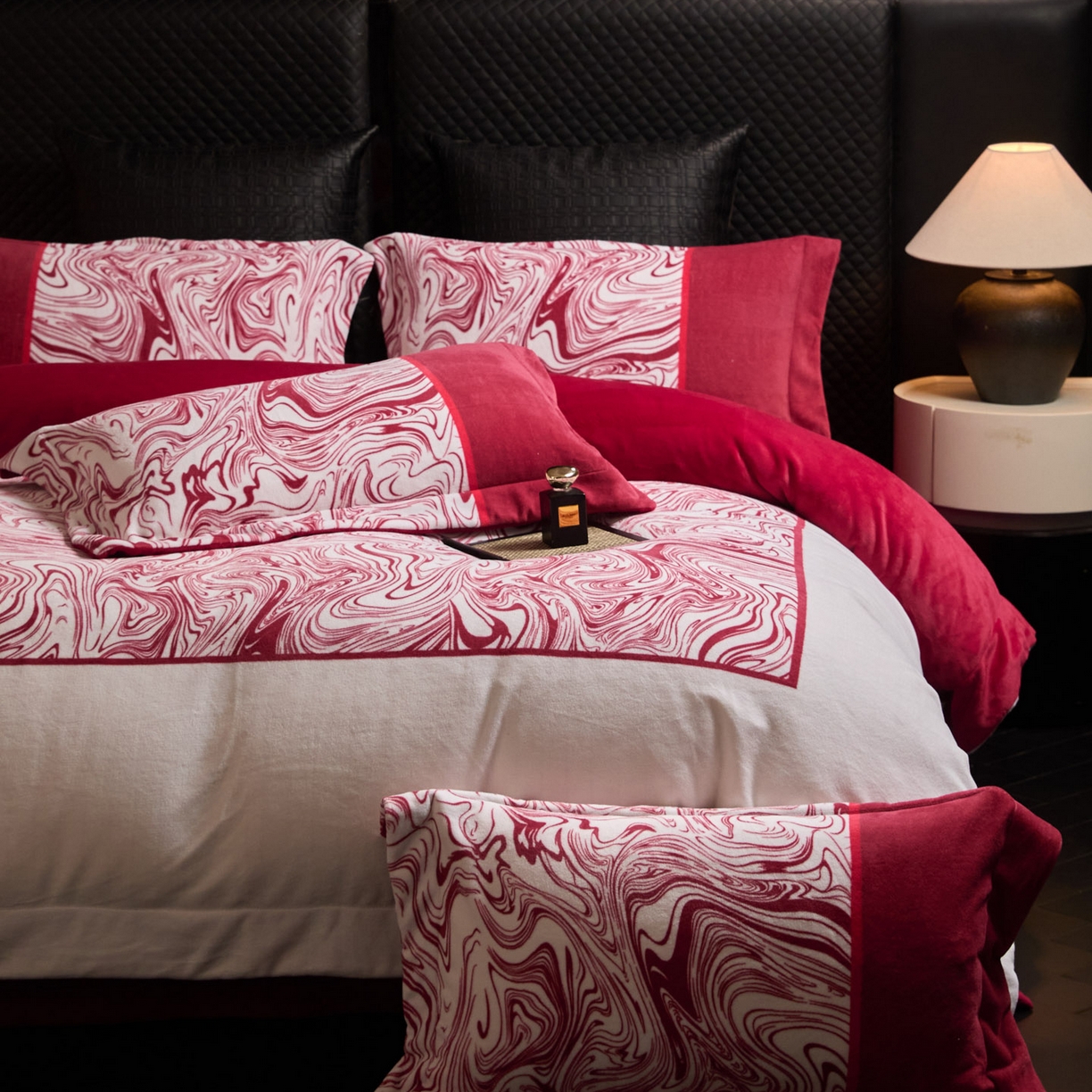 91家纺网 家纺一手货源 找家纺 新方向 2025新款240克全消光数码印花牛奶绒四件套床盖款-云杉 云杉-洋酒红