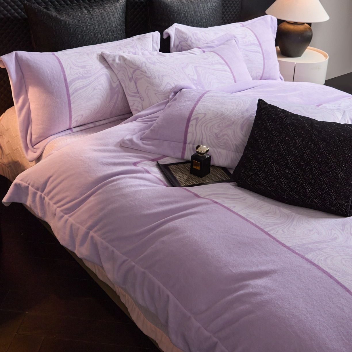 91家纺网 家纺一手货源 找家纺 新方向 2025新款240克全消光数码印花牛奶绒四件套床盖款-云杉 云杉-魅紫