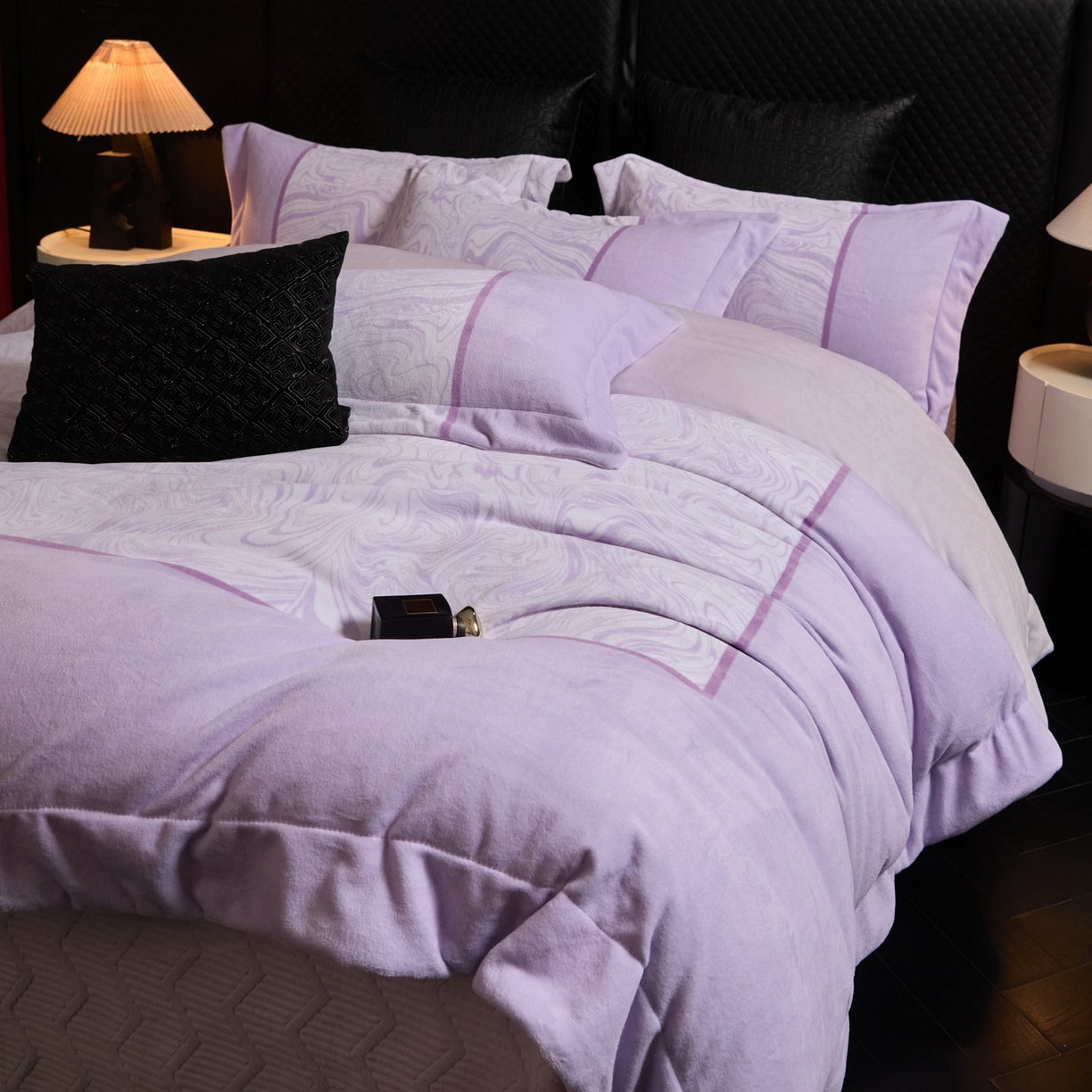 91家纺网 家纺一手货源 找家纺 新方向 2025新款240克全消光数码印花牛奶绒四件套床盖款-云杉 云杉-魅紫