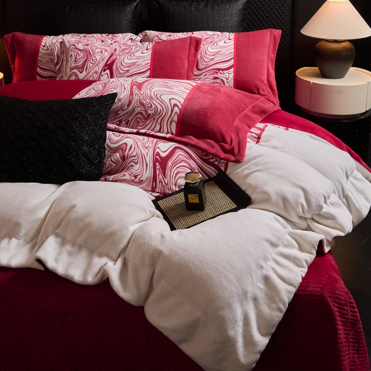 91家纺网 家纺一手货源 找家纺 新方向 2025新款240克全消光数码印花牛奶绒四件套床盖款-云杉 云杉-洋酒红