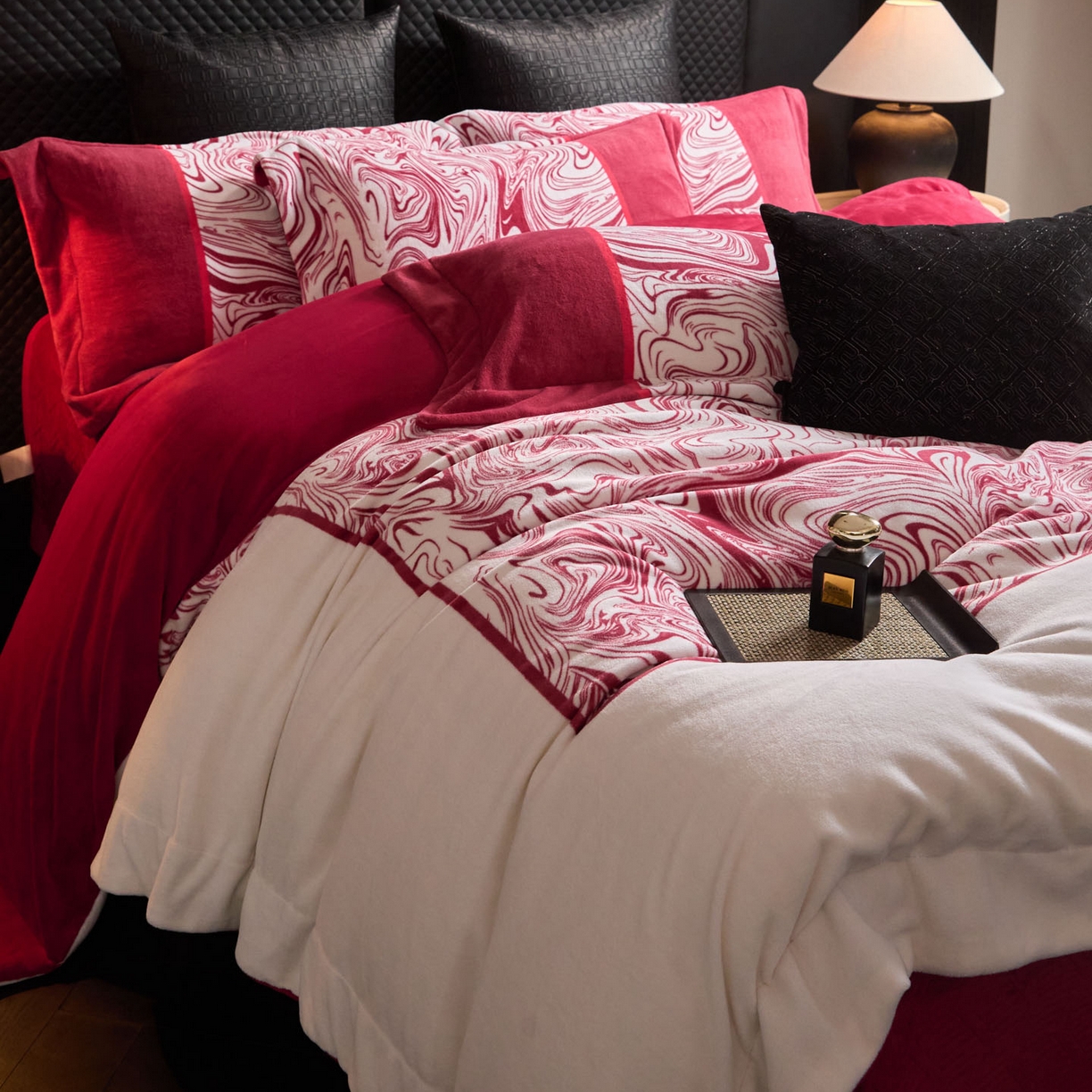 91家纺网 家纺一手货源 找家纺 新方向 2025新款240克全消光数码印花牛奶绒四件套床盖款-云杉 云杉-洋酒红