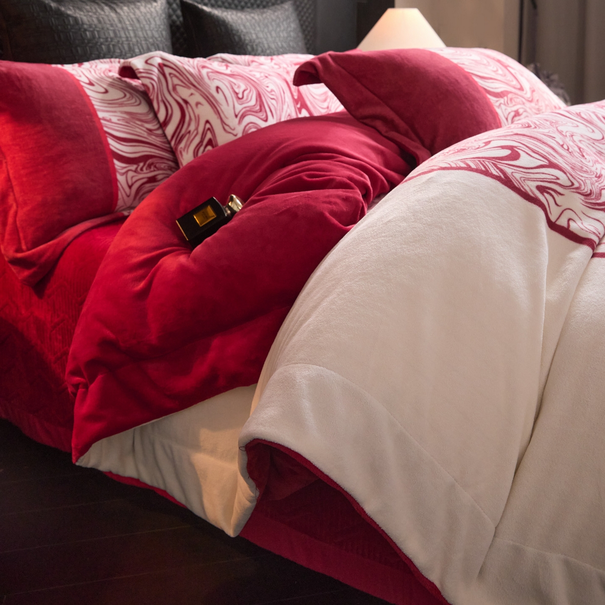 91家纺网 家纺一手货源 找家纺 新方向 2025新款240克全消光数码印花牛奶绒四件套床盖款-云杉 云杉-洋酒红