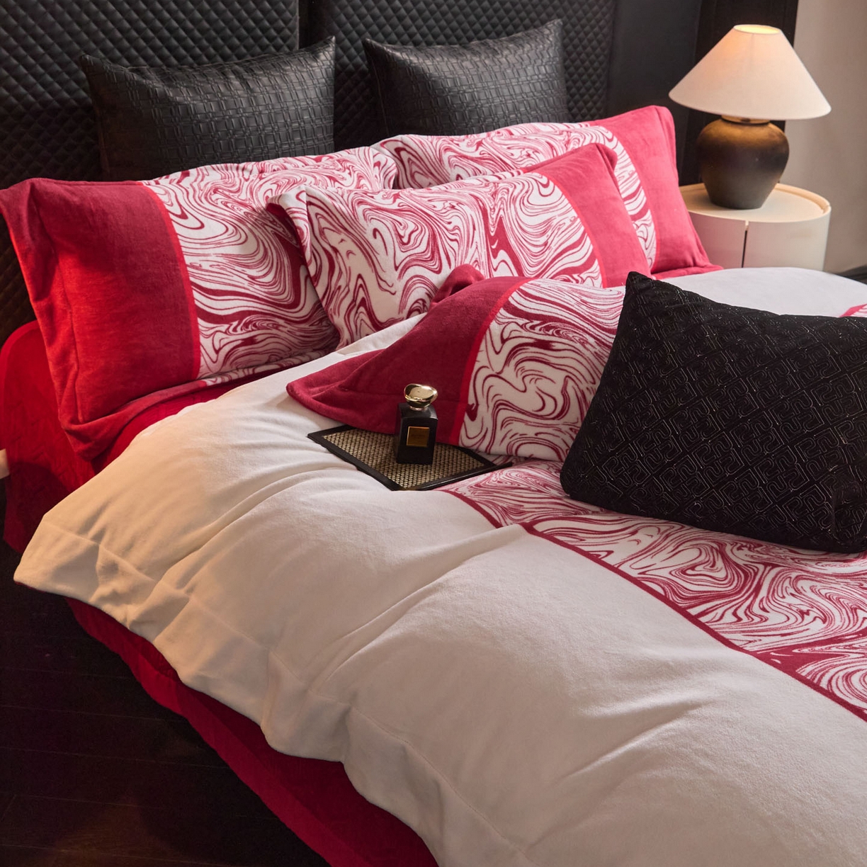 91家纺网 家纺一手货源 找家纺 新方向 2025新款240克全消光数码印花牛奶绒四件套床盖款-云杉 云杉-洋酒红