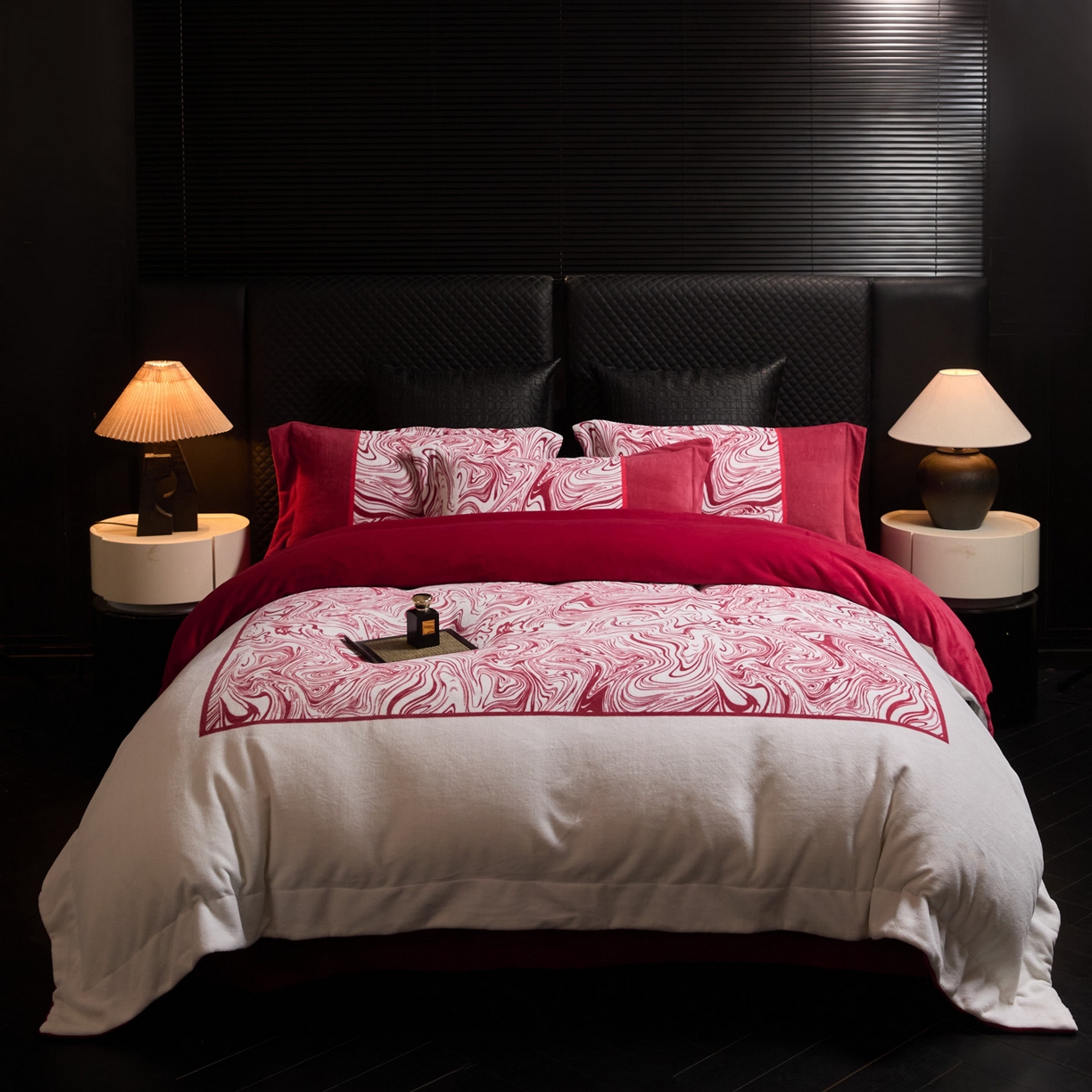 91家纺网 家纺一手货源 找家纺 新方向 2025新款240克全消光数码印花牛奶绒四件套床盖款-云杉 云杉-洋酒红