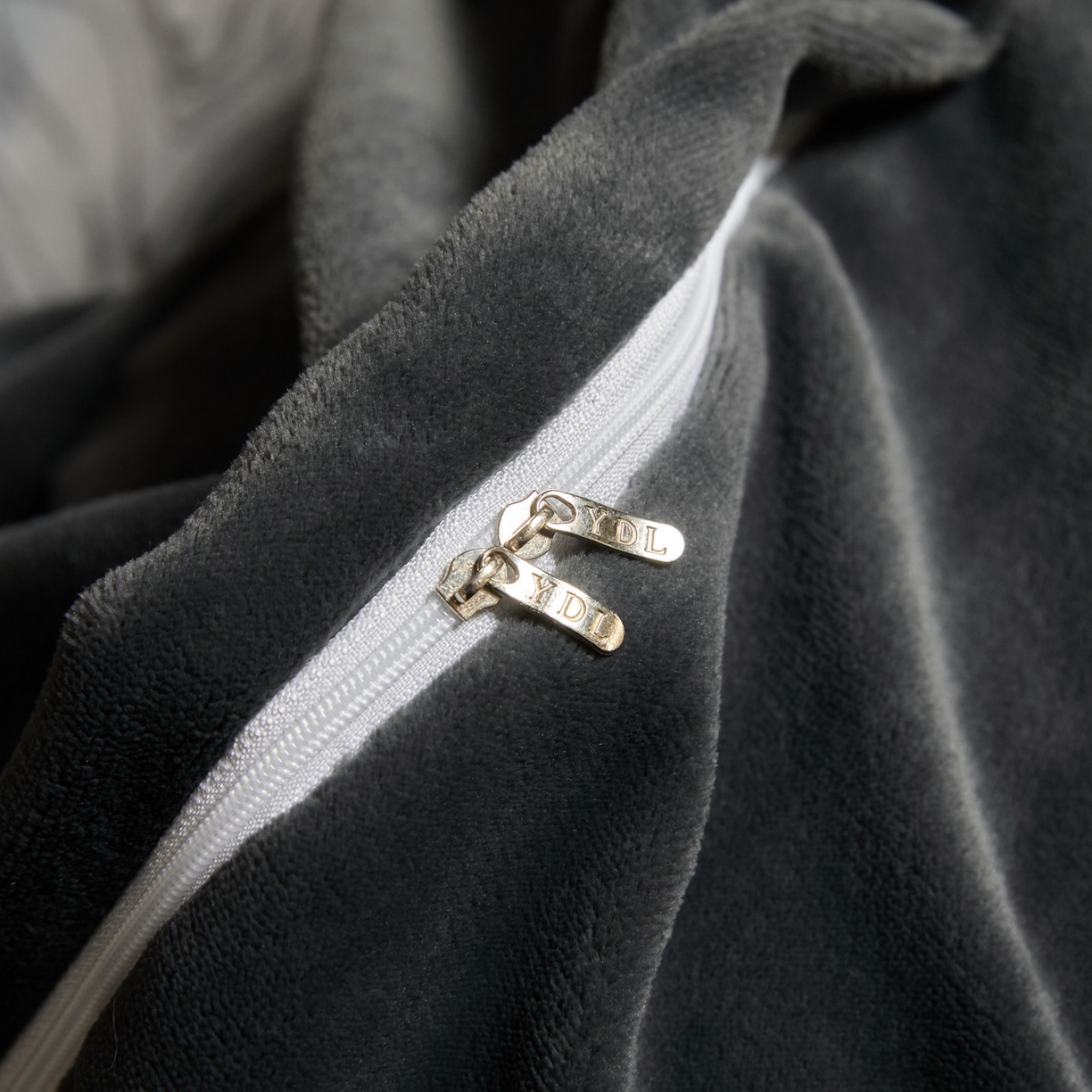 91家纺网 家纺一手货源 找家纺 新方向 2025新款240克全消光数码印花牛奶绒四件套床盖款-云杉 云杉-爵士灰