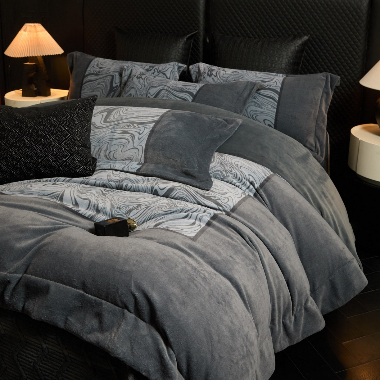 91家纺网 家纺一手货源 找家纺 新方向 2025新款240克全消光数码印花牛奶绒四件套床盖款-云杉 云杉-爵士灰