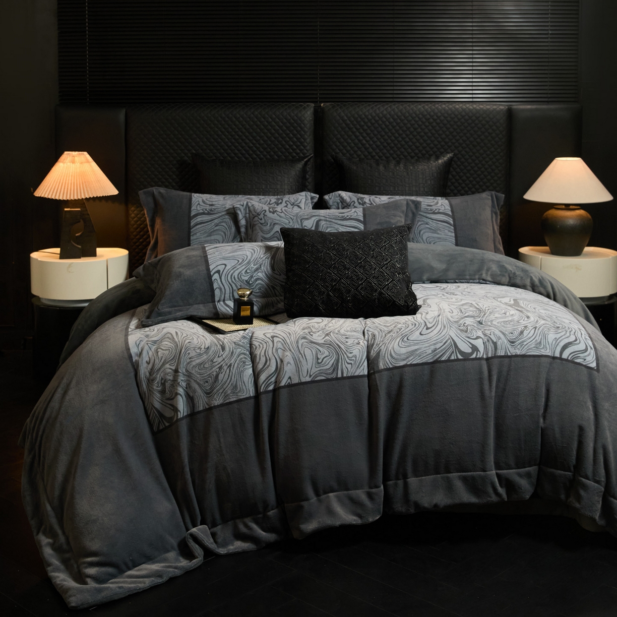 91家纺网 家纺一手货源 找家纺 新方向 2025新款240克全消光数码印花牛奶绒四件套床盖款-云杉 云杉-爵士灰