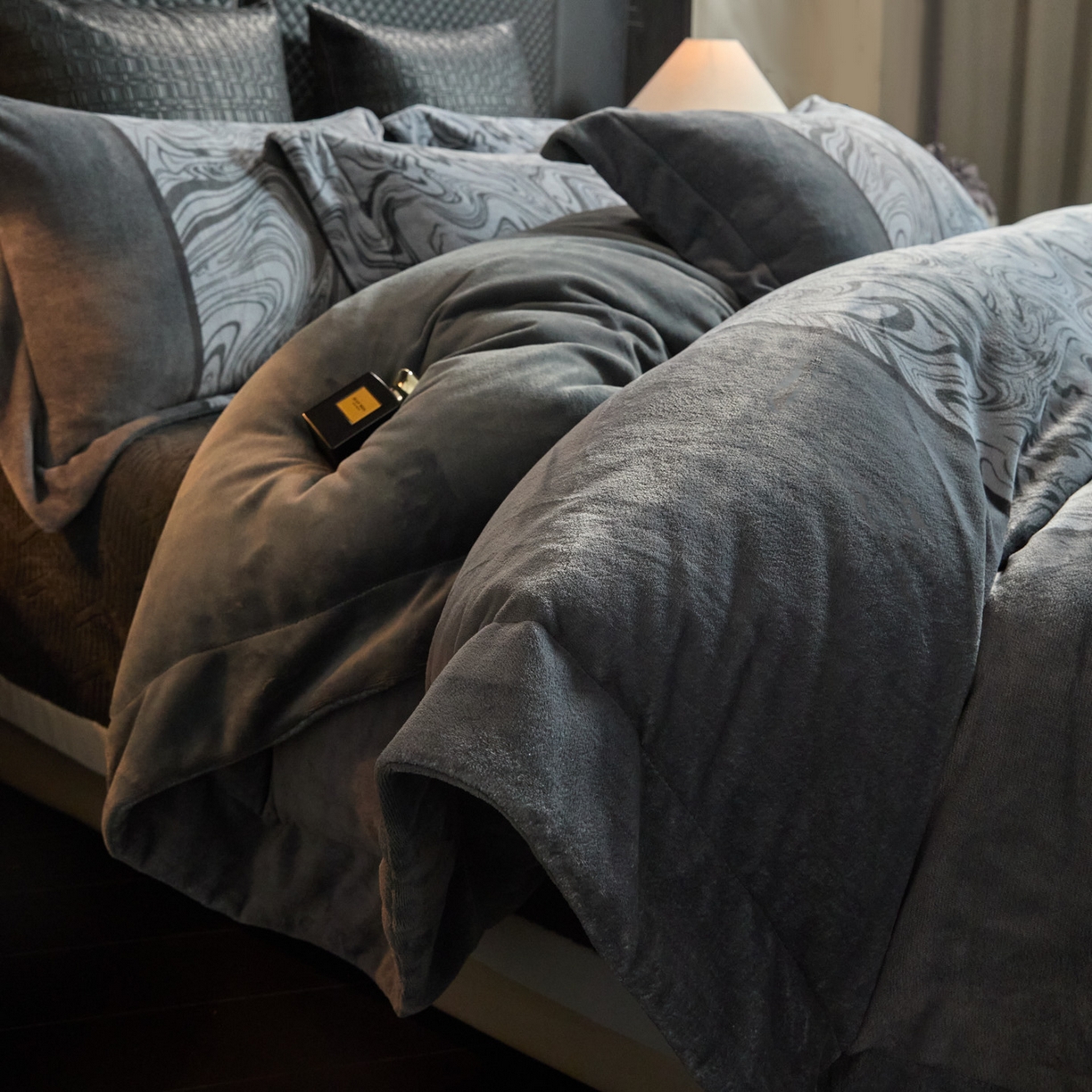 91家纺网 家纺一手货源 找家纺 新方向 2025新款240克全消光数码印花牛奶绒四件套床盖款-云杉 云杉-爵士灰