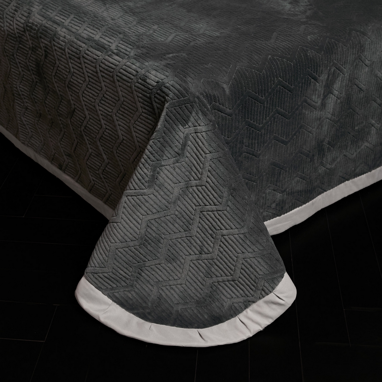 91家纺网 家纺一手货源 找家纺 新方向 2025新款240克全消光数码印花牛奶绒四件套床盖款-云杉 云杉-爵士灰